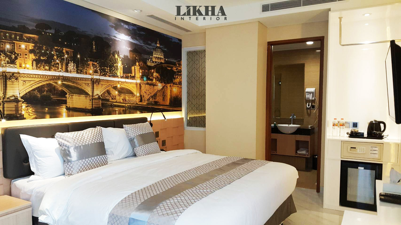 Tempat Tidur dengan Headboard yang Artistik Likha Interior Ruang Komersial Kayu Lapis interior design,desain interior,hotel,hotel room,kamar hotel,bedset,Hotels
