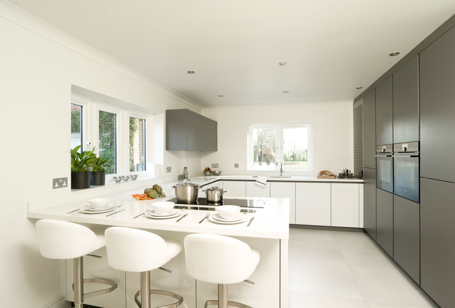 Urban Style Matt Lava Grey & White Gloss homify Built-in kitchens
