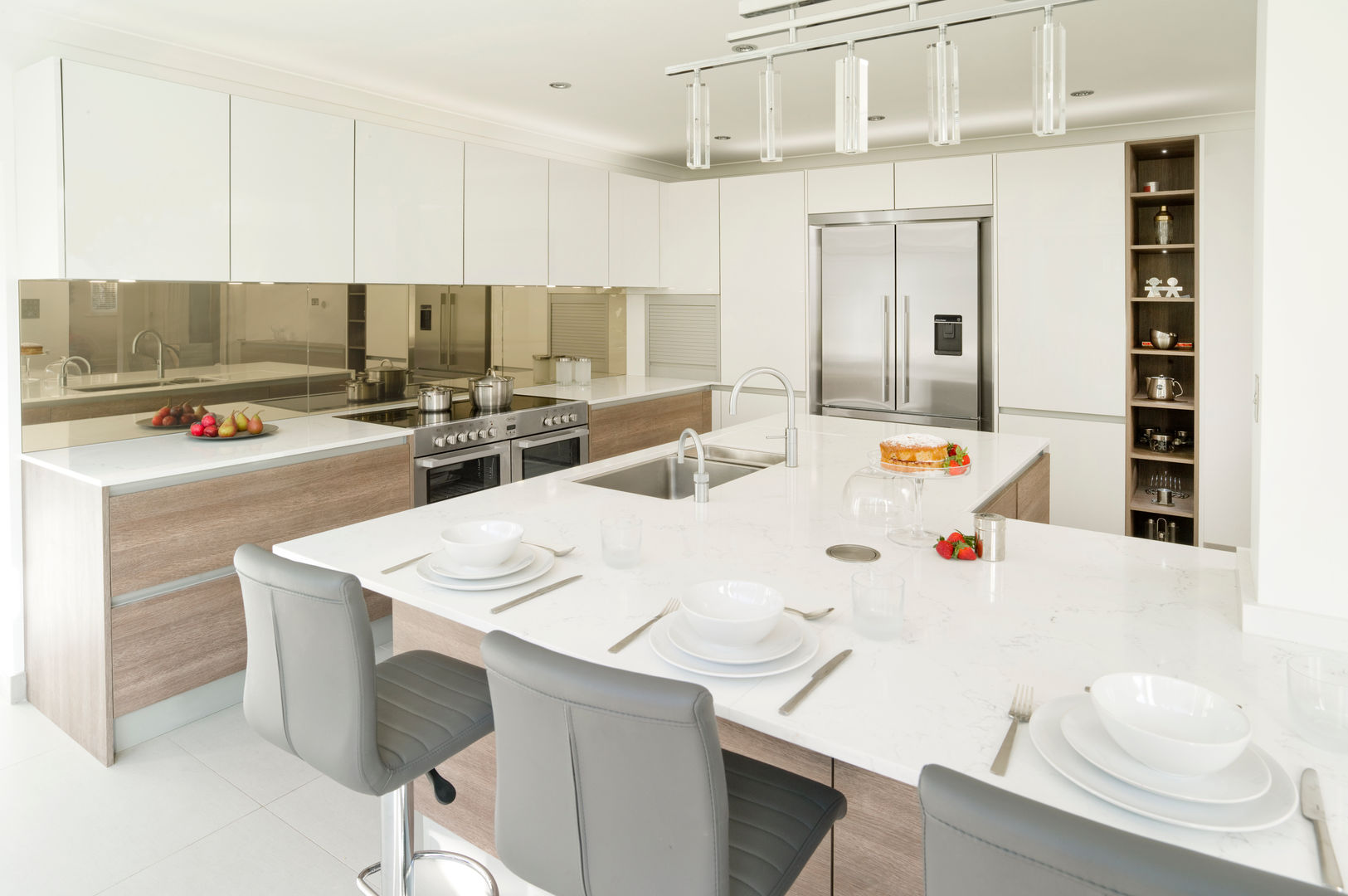 Urban Life Old America & Glass Edge Gloss White homify Built-in kitchens