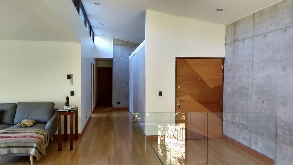 VISTA DESDE LA SALA DE ESTAR A LOS DORMITORIOS homify Pasillos, vestíbulos y escaleras modernos