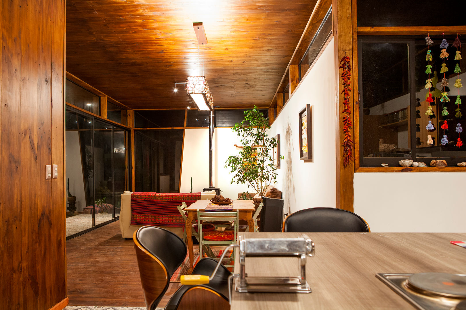 VISTA DESDE LA COCINA AL LIVING COMEDOR homify Cocinas de estilo moderno