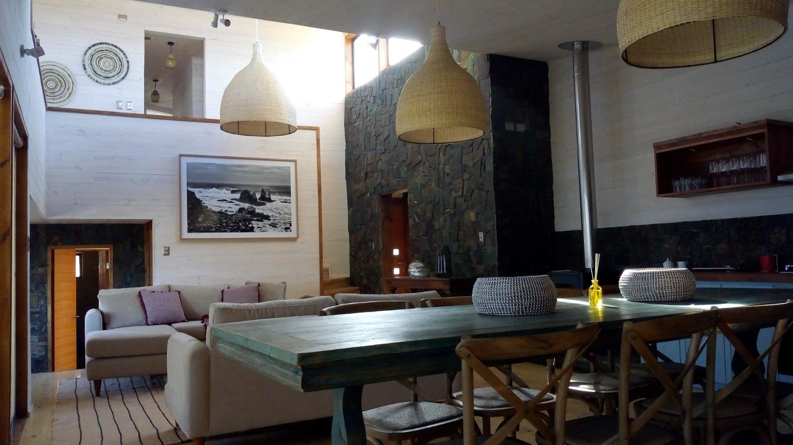 LOTE 3, CONDOMINIO PICHILEMU, KIMCHE ARQUITECTOS KIMCHE ARQUITECTOS モダンデザインの ダイニング 石