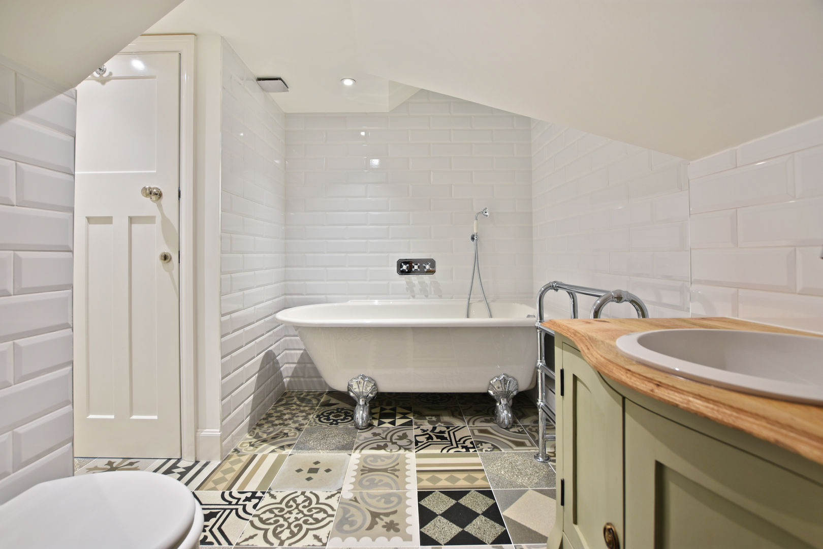 Case Study: Surrey, BathroomsByDesign Retail Ltd BathroomsByDesign Retail Ltd Moderne Badezimmer