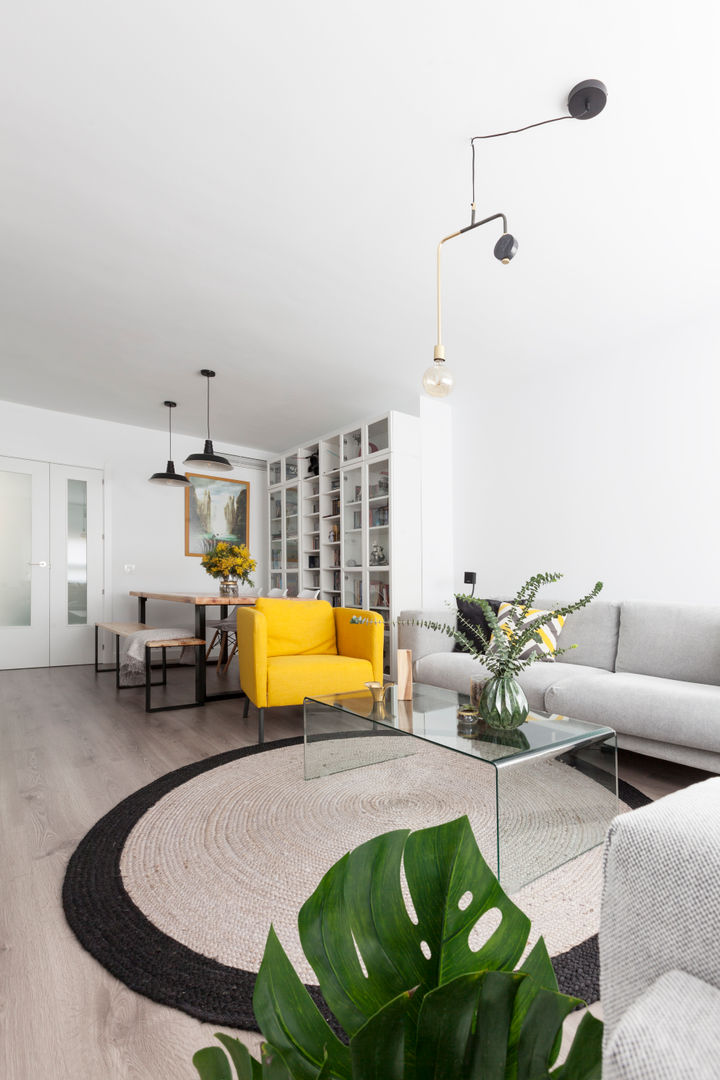 Proyecto de decoración de vivienda en Madrid por Dimeic, Interioristas Lima y Lino, diseñadores y decoradores en Madrid Interioristas Lima y Lino, diseñadores y decoradores en Madrid İskandinav Oturma Odası Işıklandırma