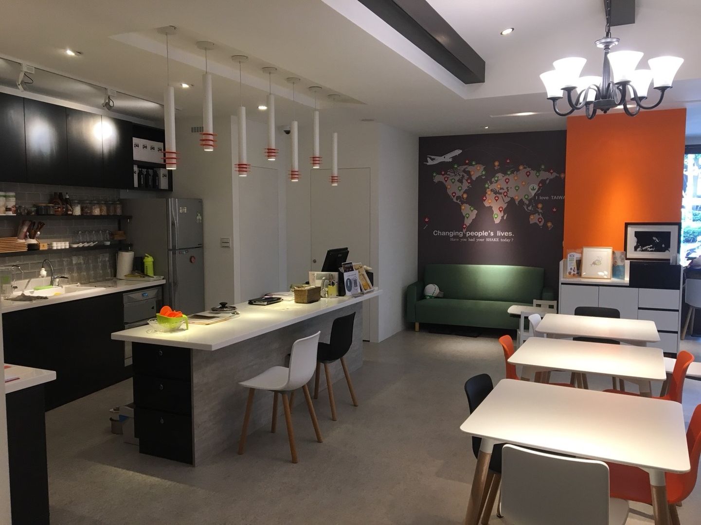賀寶芙設計案 特色造型 大膽配色, 捷士空間設計 捷士空間設計 Kitchen