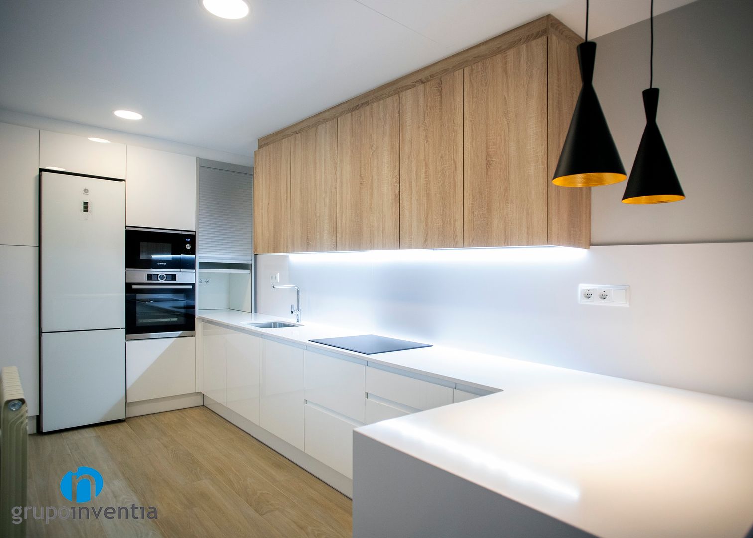 Reforma integral en Vallirana, Grupo Inventia Grupo Inventia Modern style kitchen Wood-Plastic Composite