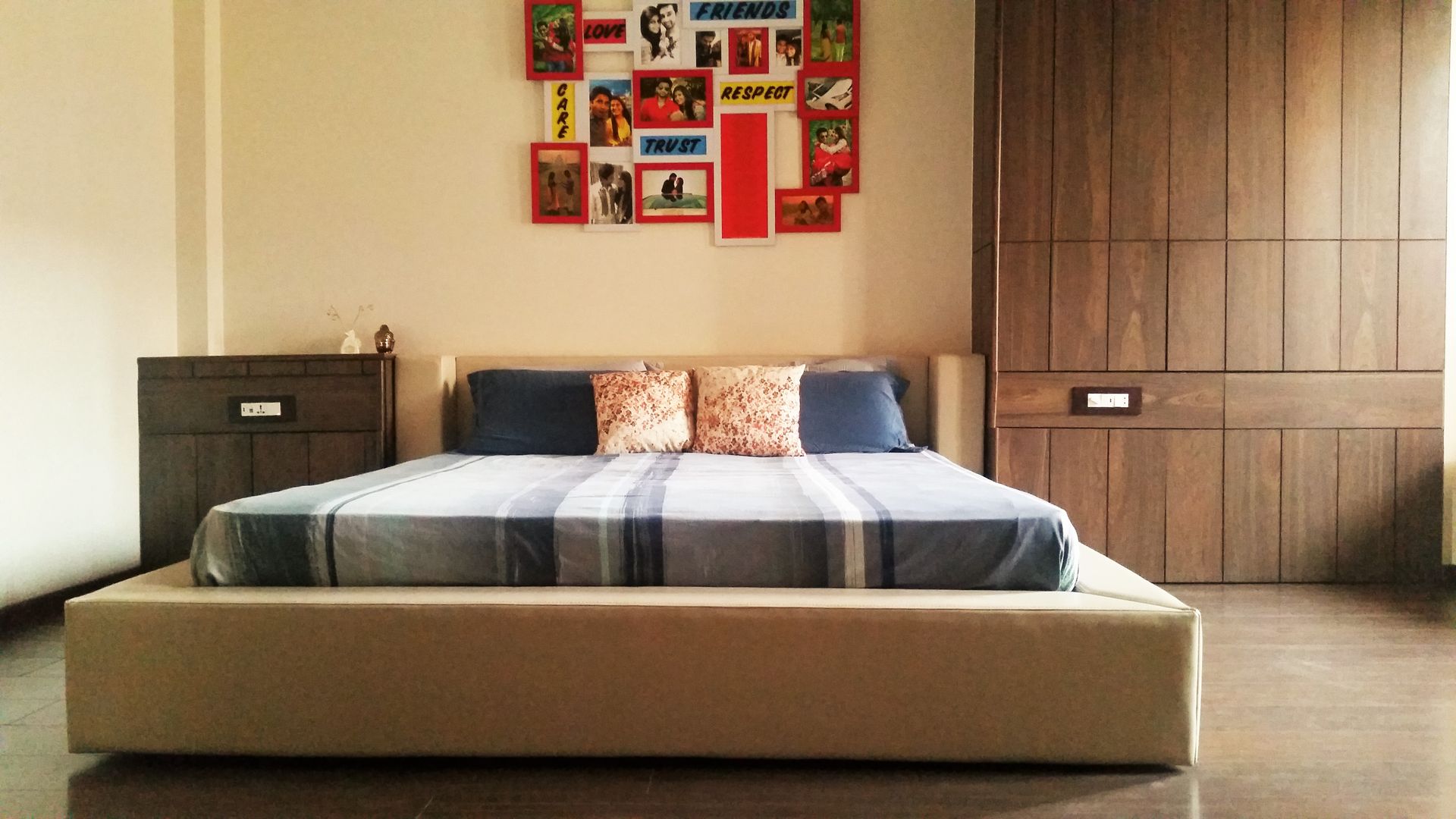 Prateek & Shivangi - Couple Room Interior, tcrproject tcrproject Modern style bedroom Wood Wood effect