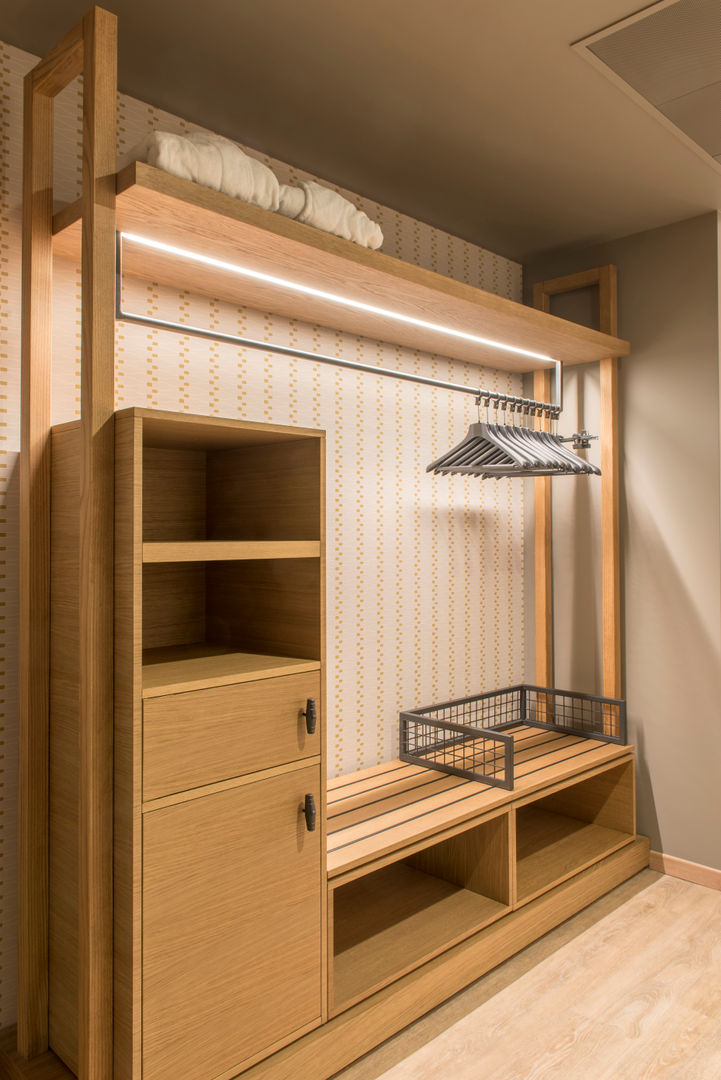 Hotel Soave - Best Western, Fab Arredamenti su Misura Fab Arredamenti su Misura Modern style bedroom Wood Wood effect Wardrobes & closets