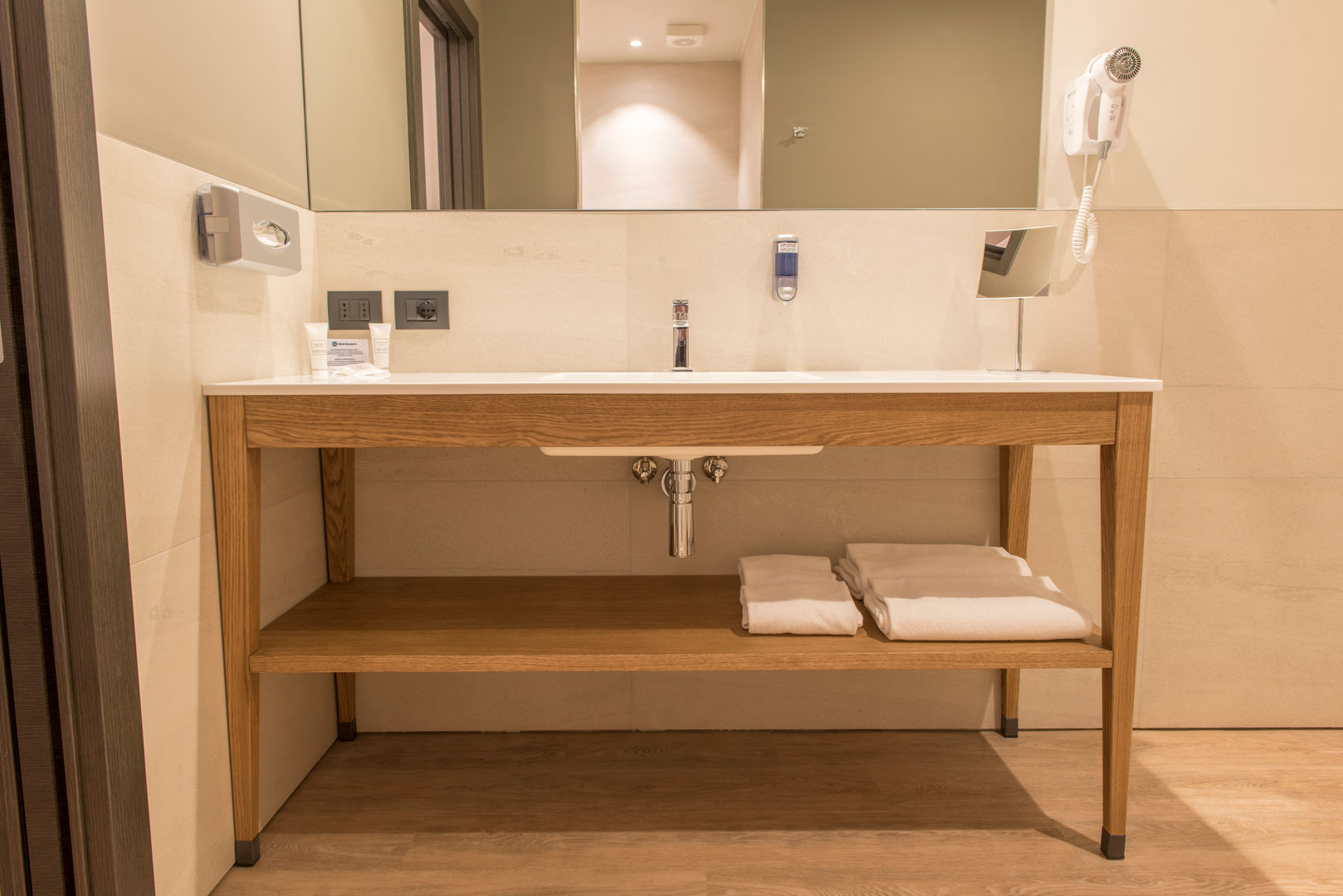 Hotel Soave - Best Western, Fab Arredamenti su Misura Fab Arredamenti su Misura Modern bathroom Wood Wood effect Sinks