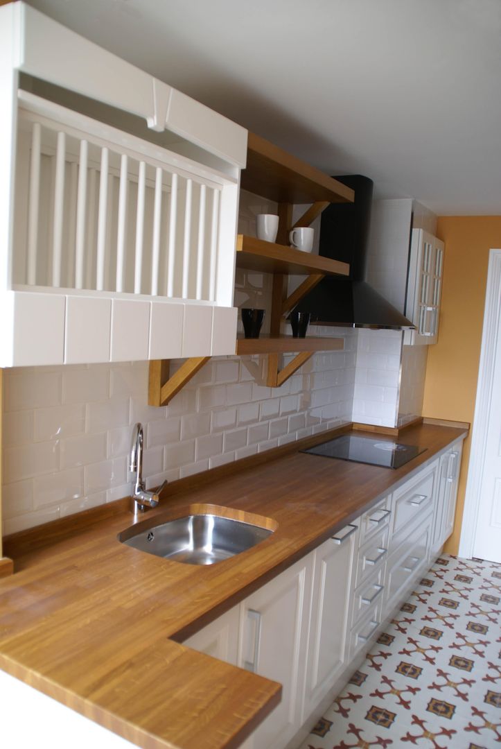 Una cocina con un suelo de encanto, Visaespais, reformas y rehabilitaciones en Tarragona Visaespais, reformas y rehabilitaciones en Tarragona Built-in kitchens