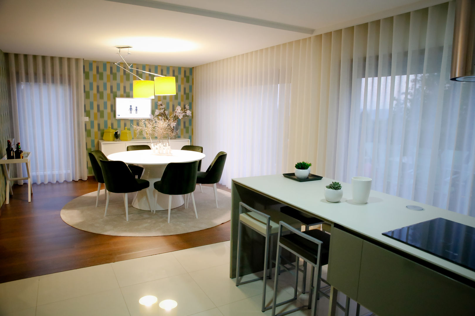 Sala em Cores Atrevidas, Musgo Dourado Musgo Dourado Modern dining room Tables