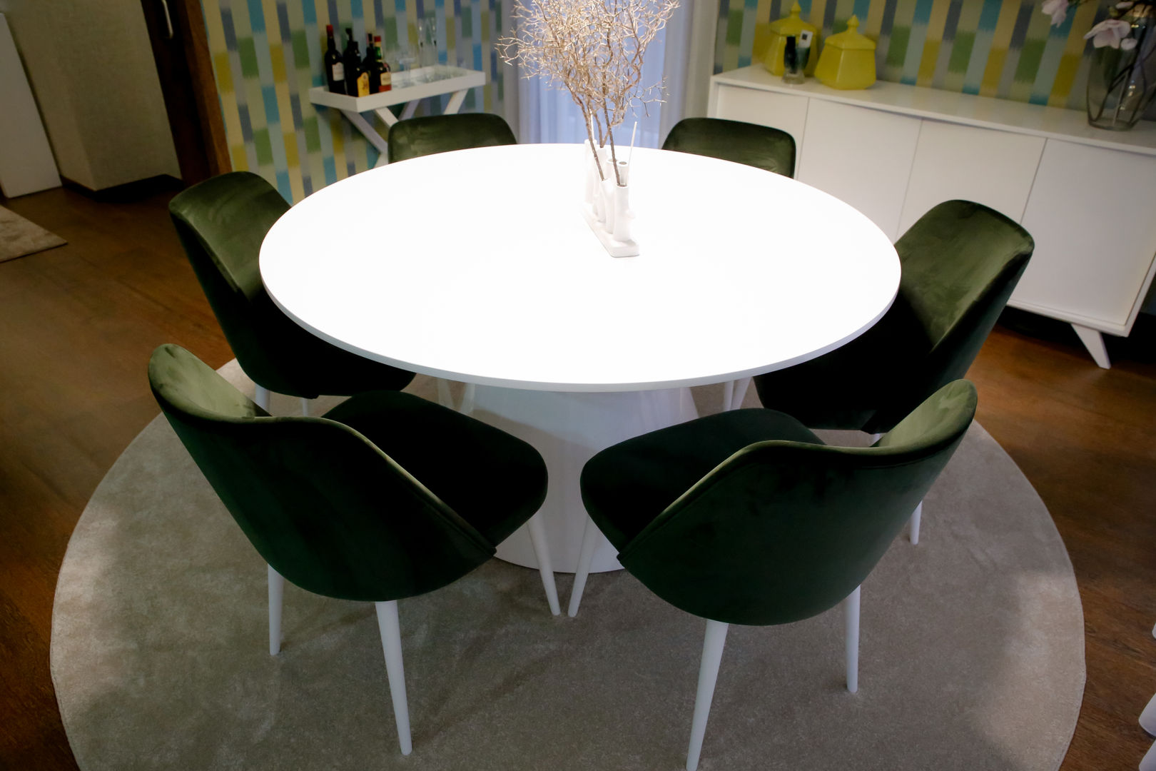 Sala em Cores Atrevidas, Musgo Dourado Musgo Dourado Modern dining room Tables