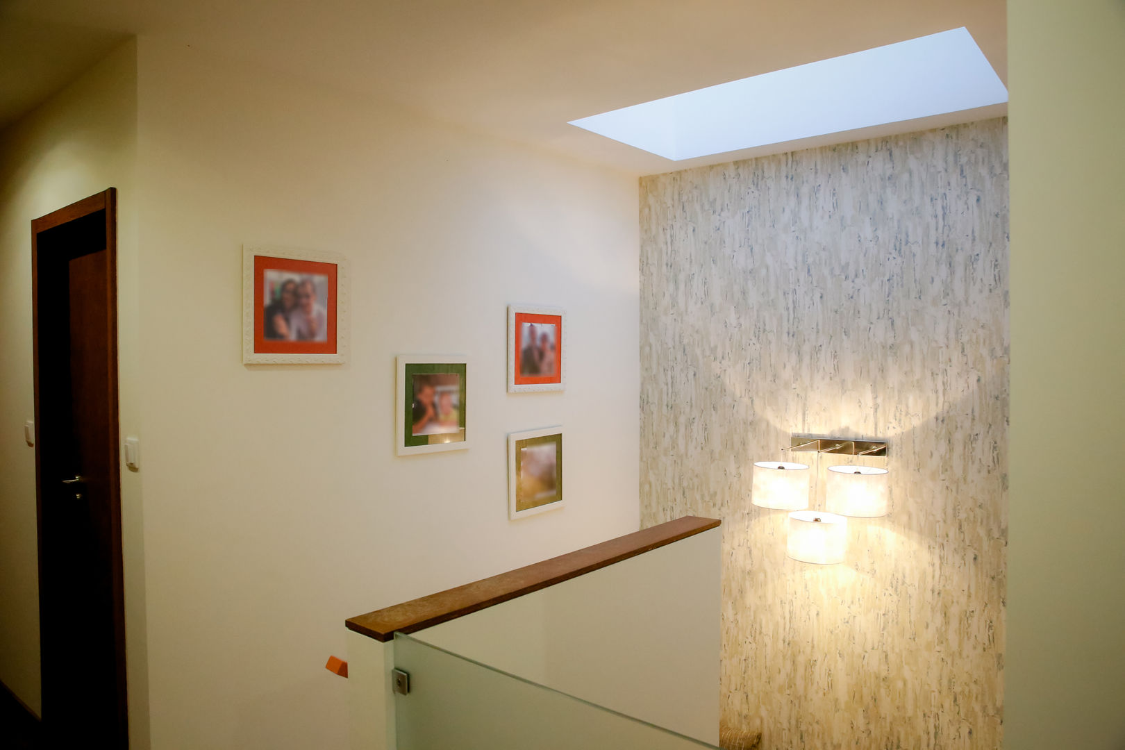 Ponto de Passagem em Harmonia. , Musgo Dourado Musgo Dourado Modern Corridor, Hallway and Staircase Lighting