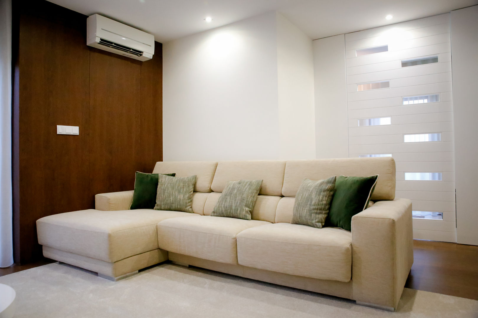 Sala de Estar - Cores Suaves, Musgo Dourado Musgo Dourado Modern living room Sofas & armchairs