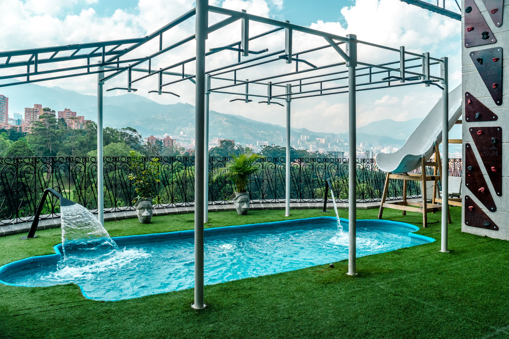 homify Piscinas de jardín Azulejos