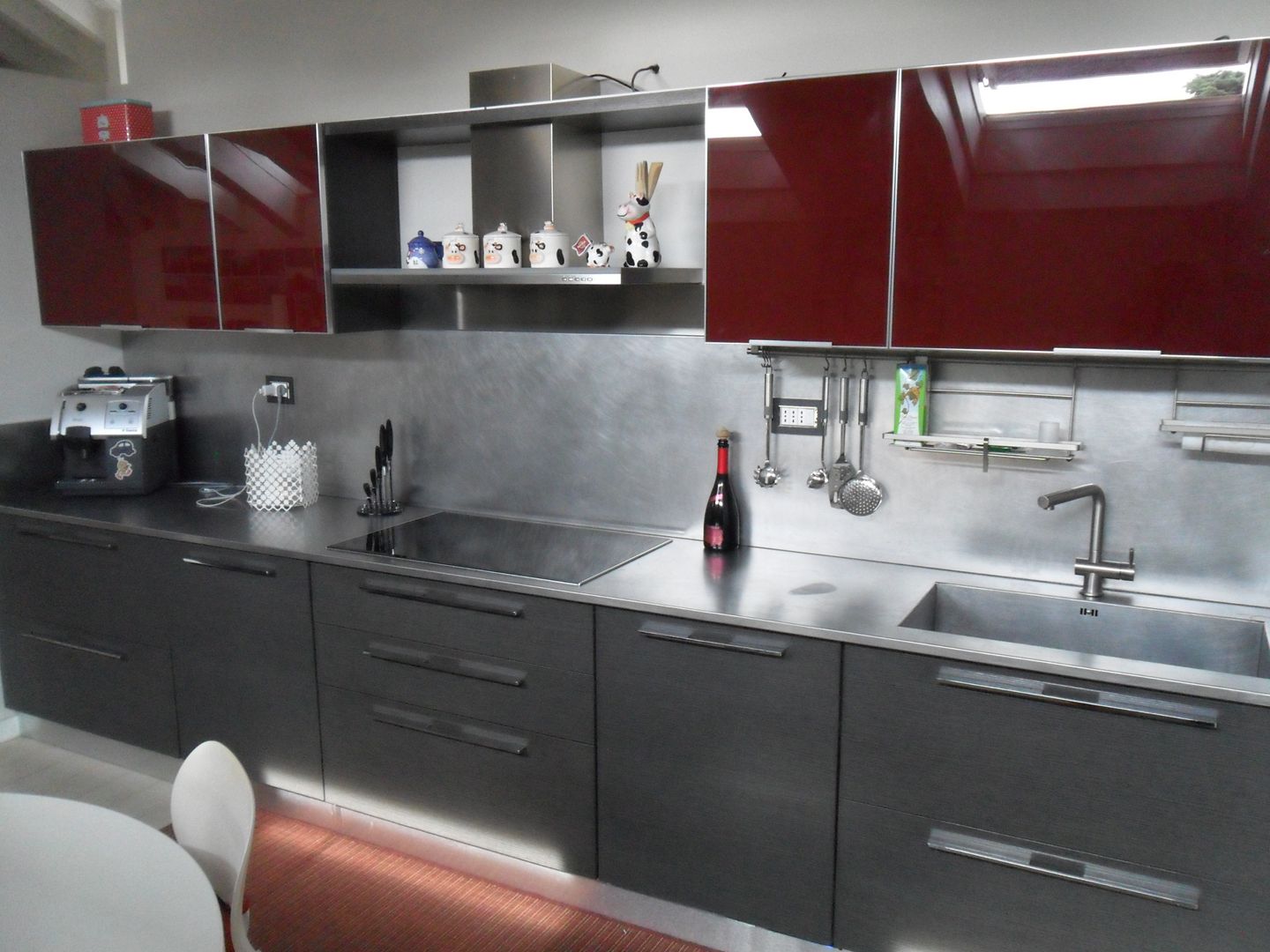 Cucina in vetro rosso e legno rovere grigio scuro Formarredo Due design 1967 Cucina attrezzata Vetro vetro,cucine in vetro,acciaio