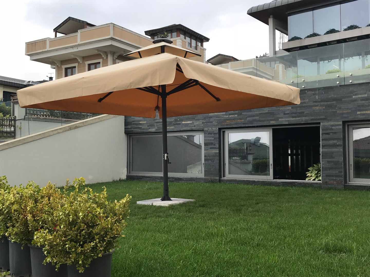 4x4 LUX MODEL ŞEMSİYE, Akaydın şemsiye Akaydın şemsiye Jardines en la fachada Aluminio/Cinc