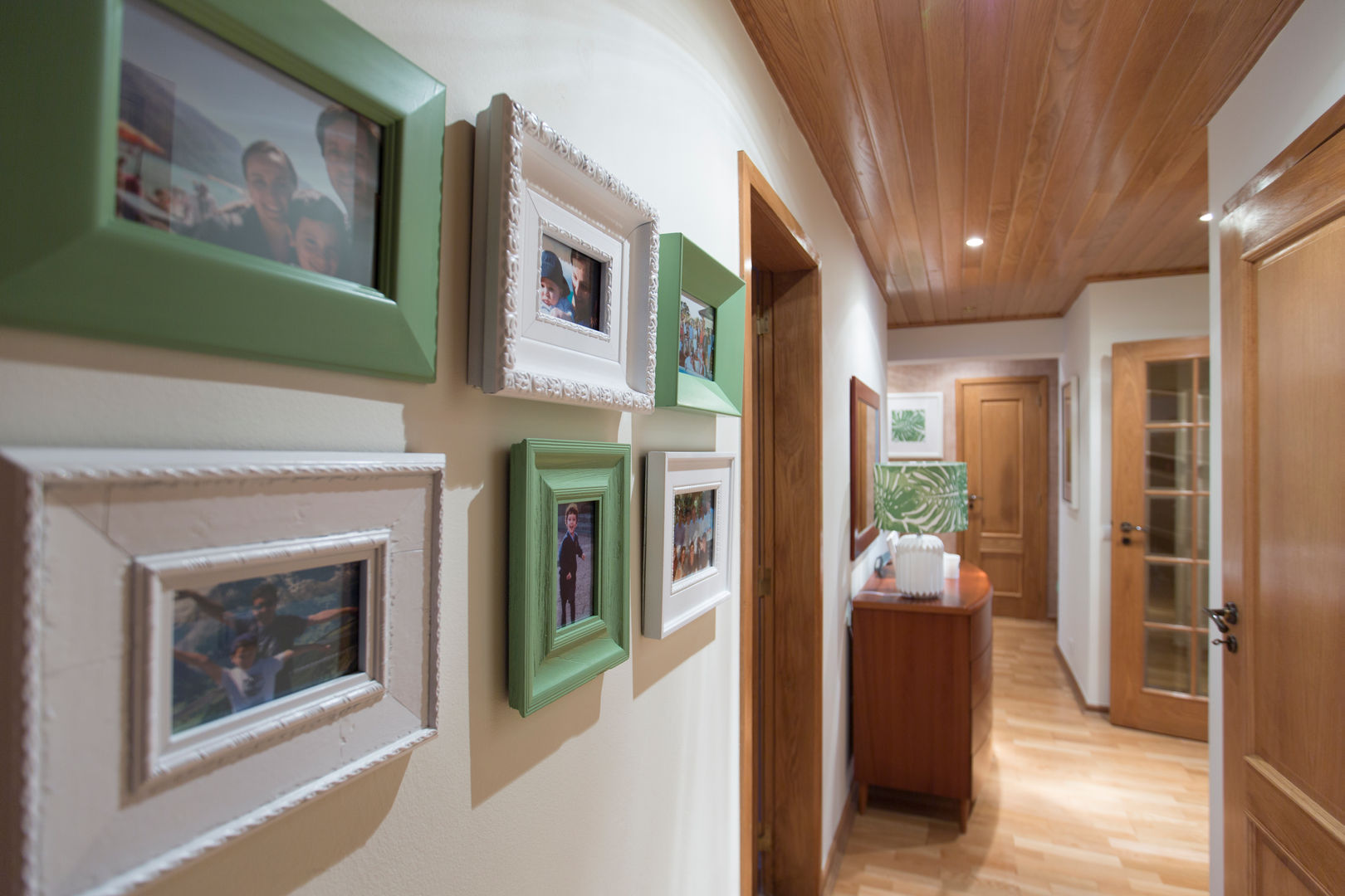 Hall de entrada maria inês home style Mediterranean style corridor, hallway and stairs