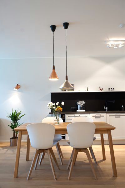 Homestory aus Tallinn: Moderne Kunst trifft estnisches Design & skandinavische Stilelemente, Baltic Design Shop Baltic Design Shop Scandinavian style dining room