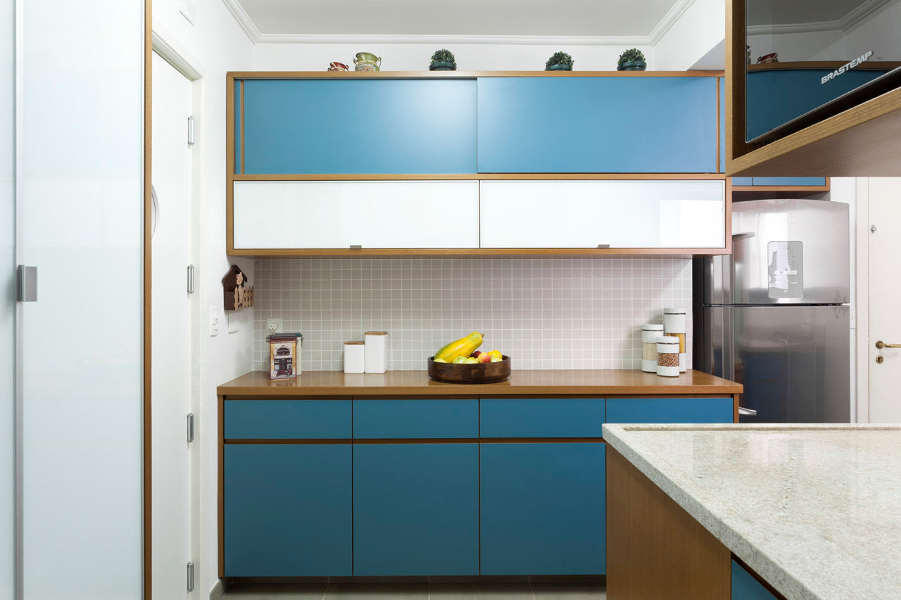Reforma de apartamento - cozinha azul, Estudio Piloti Arquitetura Estudio Piloti Arquitetura キッチン収納