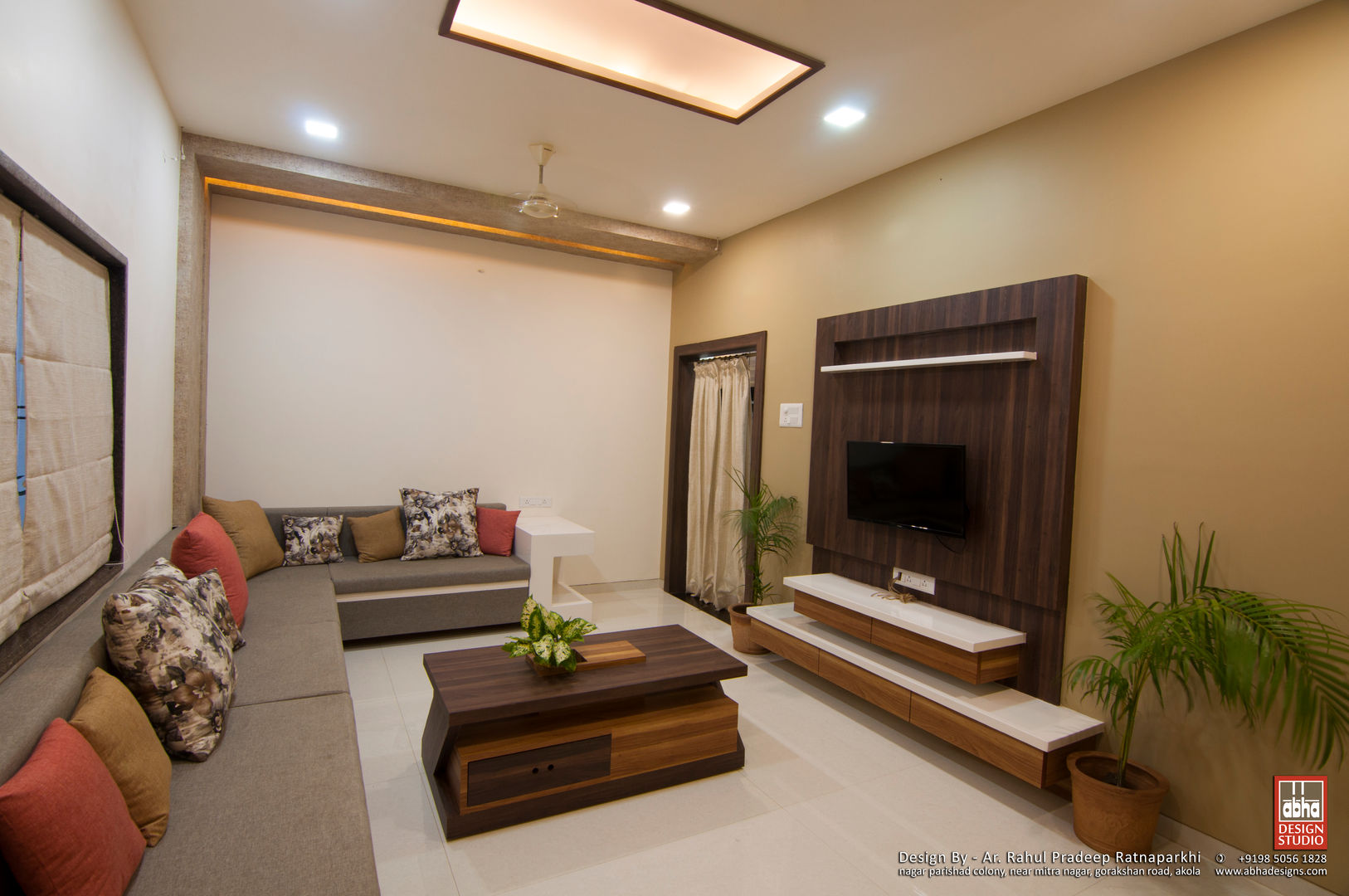 Interior of Residence for Mr. Chandrashekhar R, ABHA Design Studio ABHA Design Studio Salas de estar minimalistas TV e mobiliário