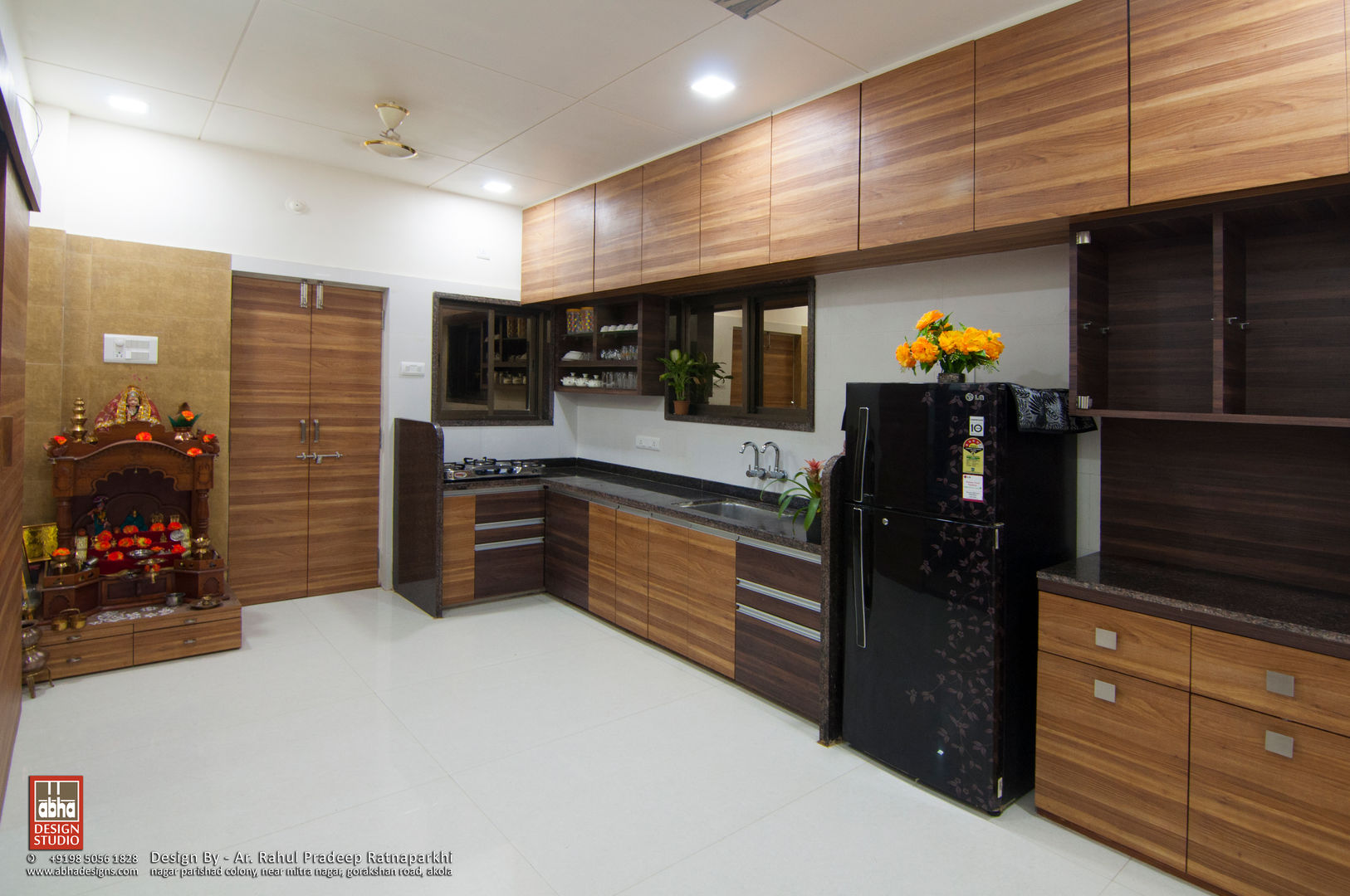 Interior of Residence for Mr. Chandrashekhar R, ABHA Design Studio ABHA Design Studio Cocinas de estilo minimalista Estanterías y gavetas
