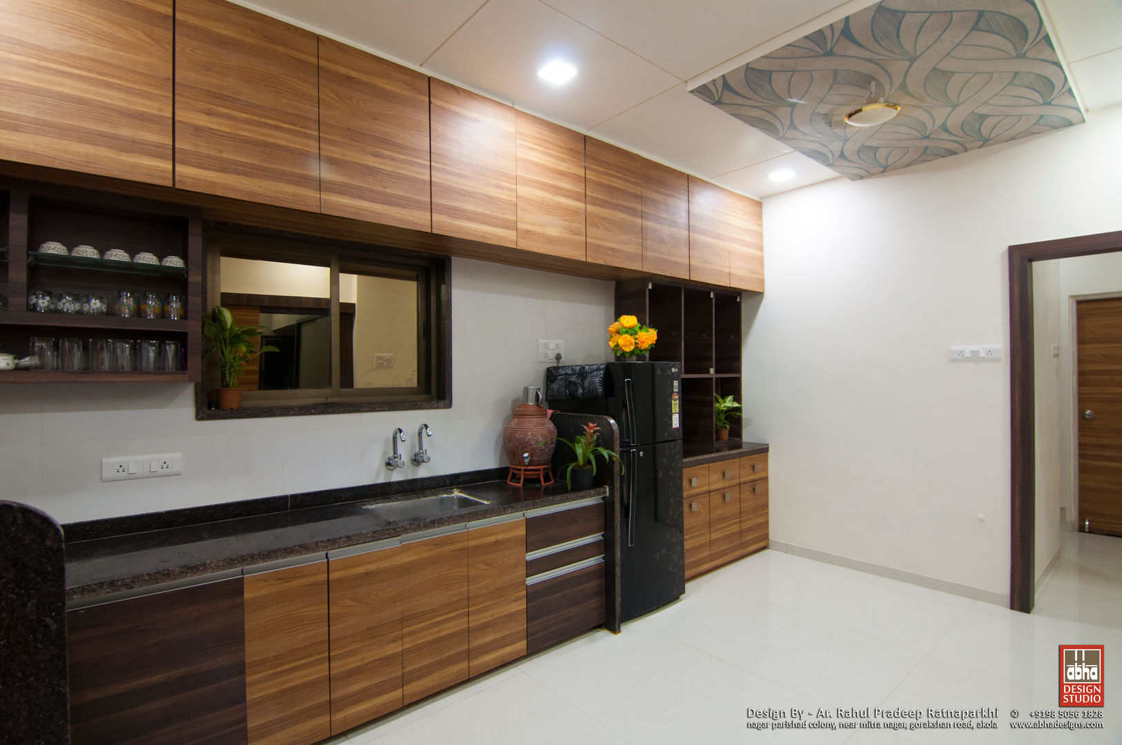 Interior of Residence for Mr. Chandrashekhar R, ABHA Design Studio ABHA Design Studio Cocinas de estilo minimalista Estanterías y gavetas
