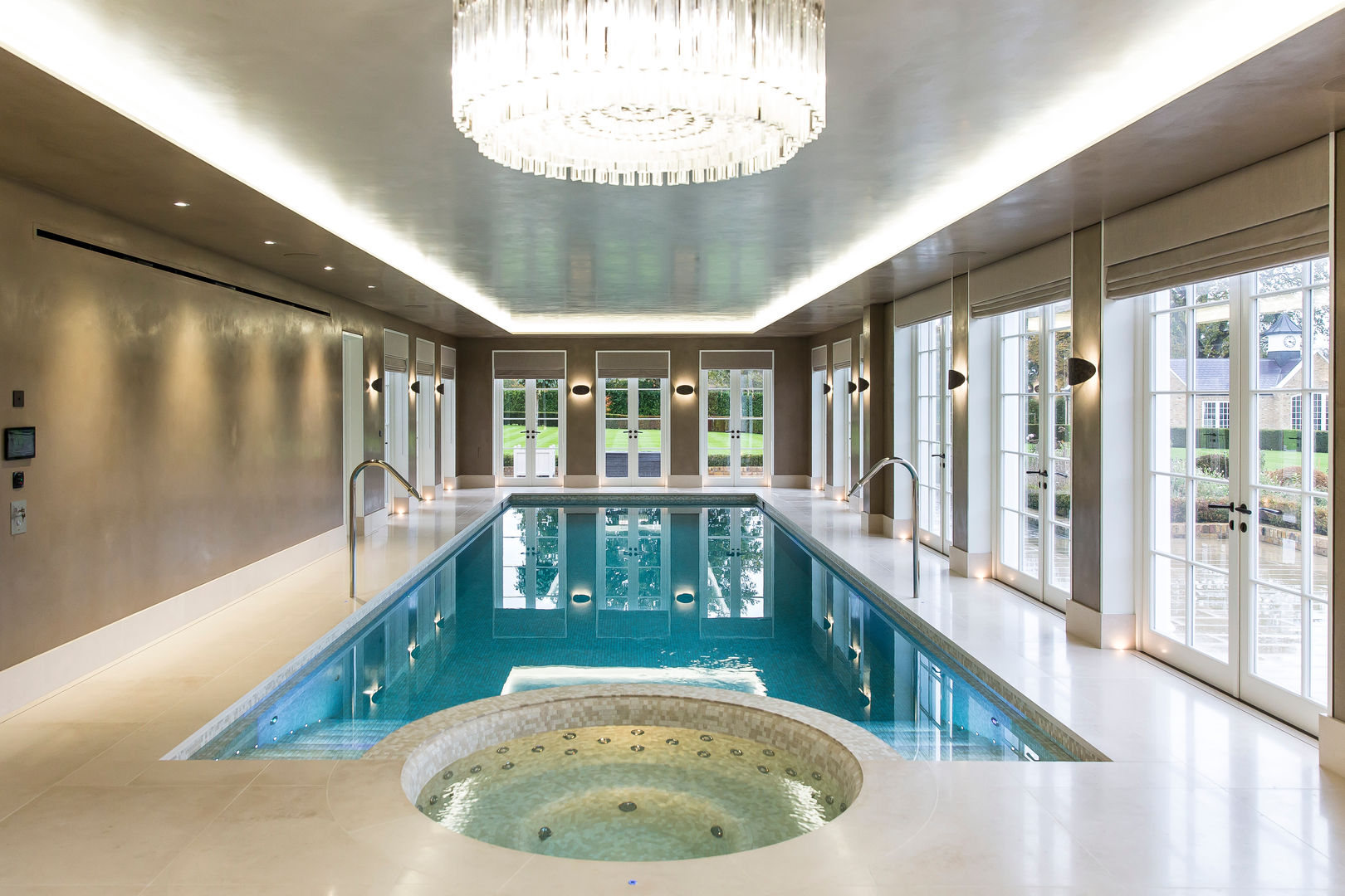 Luxury basement pool and integrated spa London Swimming Pool Company مسبح لانهائي الخرسانة luxury pool,luxury spa