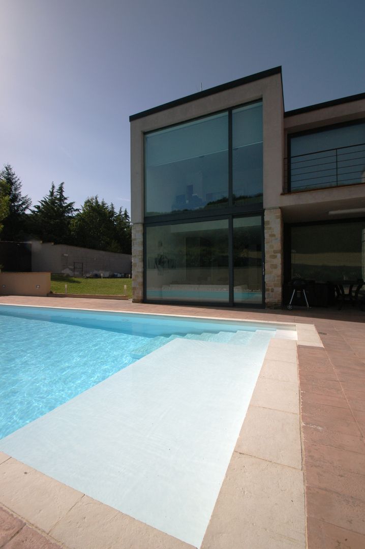 Villa unifamiliare con piscina a Foligno (PG), Fabricamus - Architettura e Ingegneria Fabricamus - Architettura e Ingegneria Modern pool