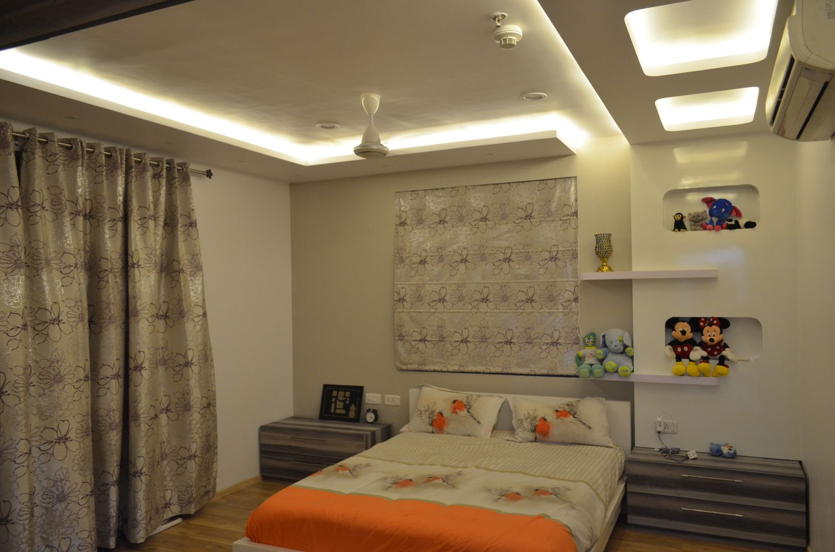 CLASSY DUPLEX HOUSE, Vdezin Interiors Vdezin Interiors Modern style bedroom