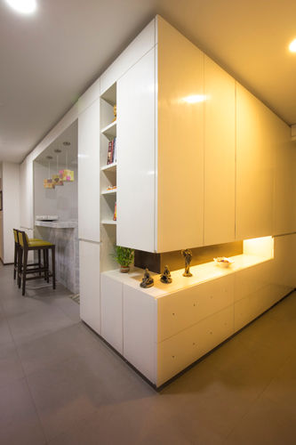 Foyer Kamat & Rozario Architecture Modern living room Wood-Plastic Composite
