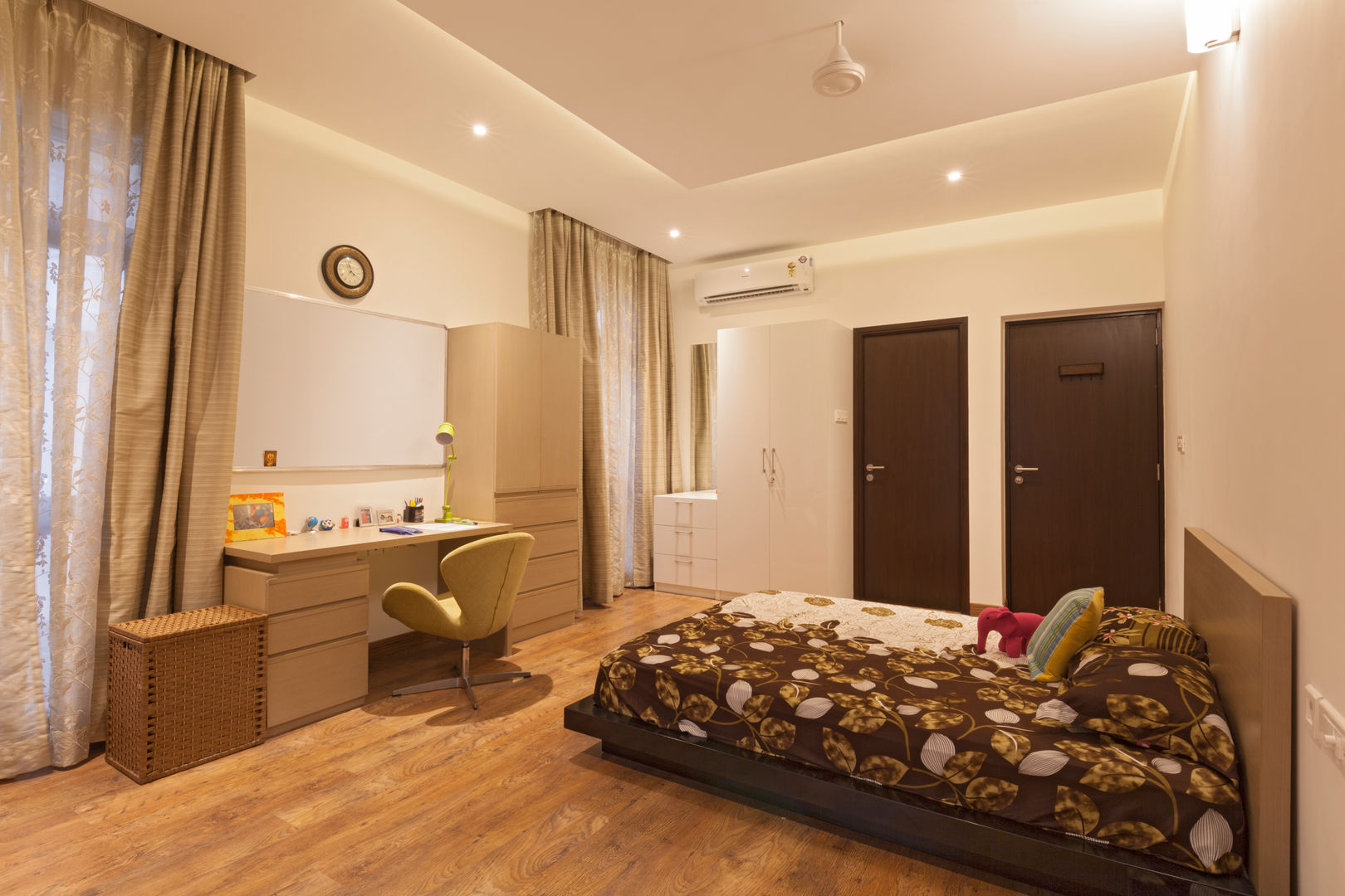 Residence No.1 at Panache, chennai, Synergy Architecture and Interiors Synergy Architecture and Interiors Modern style bedroom