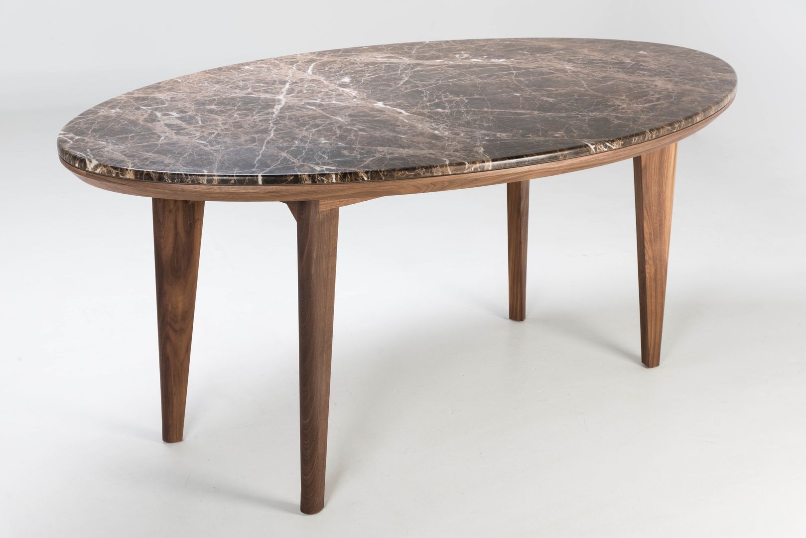 Mesa de madera y mármol Garbo homify Comedores modernos Mármol Mesas