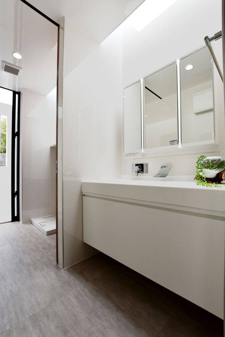 洗面室 Style Create モダンスタイルの お風呂 白色 洗面室,三面鏡,人造大理石,水栓,白,トップライト,収納,Pタイル,ビニールタイル,自由設計,設計施工,一級建築士事務所,ミラー