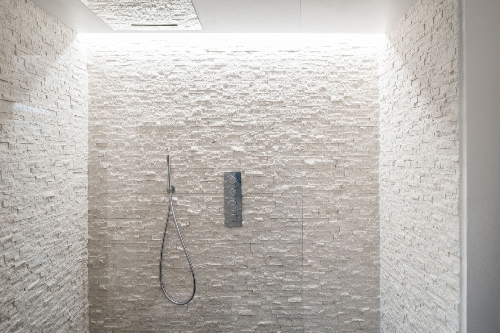 Ristrutturazione di un sotto-tetto nei pressi di Urbino, QUADRASTUDIO QUADRASTUDIO Bagno moderno Pietra muro in pietra,doccia,illuminazione a LED,illuminazione bagno