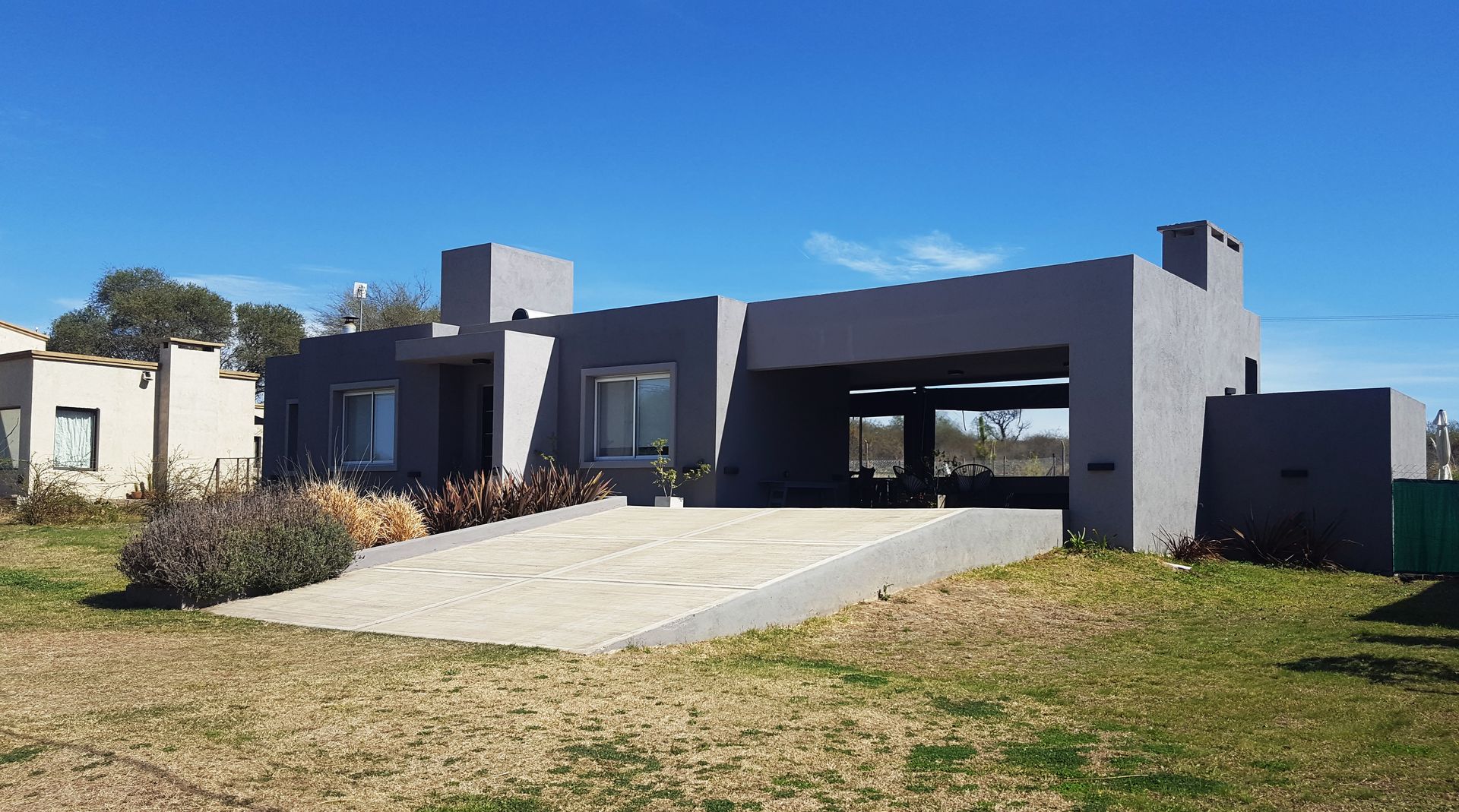 CASA MARTINEZ - B° LAS CORZUELAS, INTEGRA ESTUDIO INTEGRA ESTUDIO Casas familiares