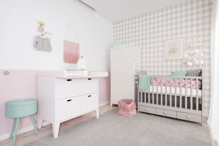 Quarto da Maria Luísa, This Little Room This Little Room Eclectic style nursery/kids room