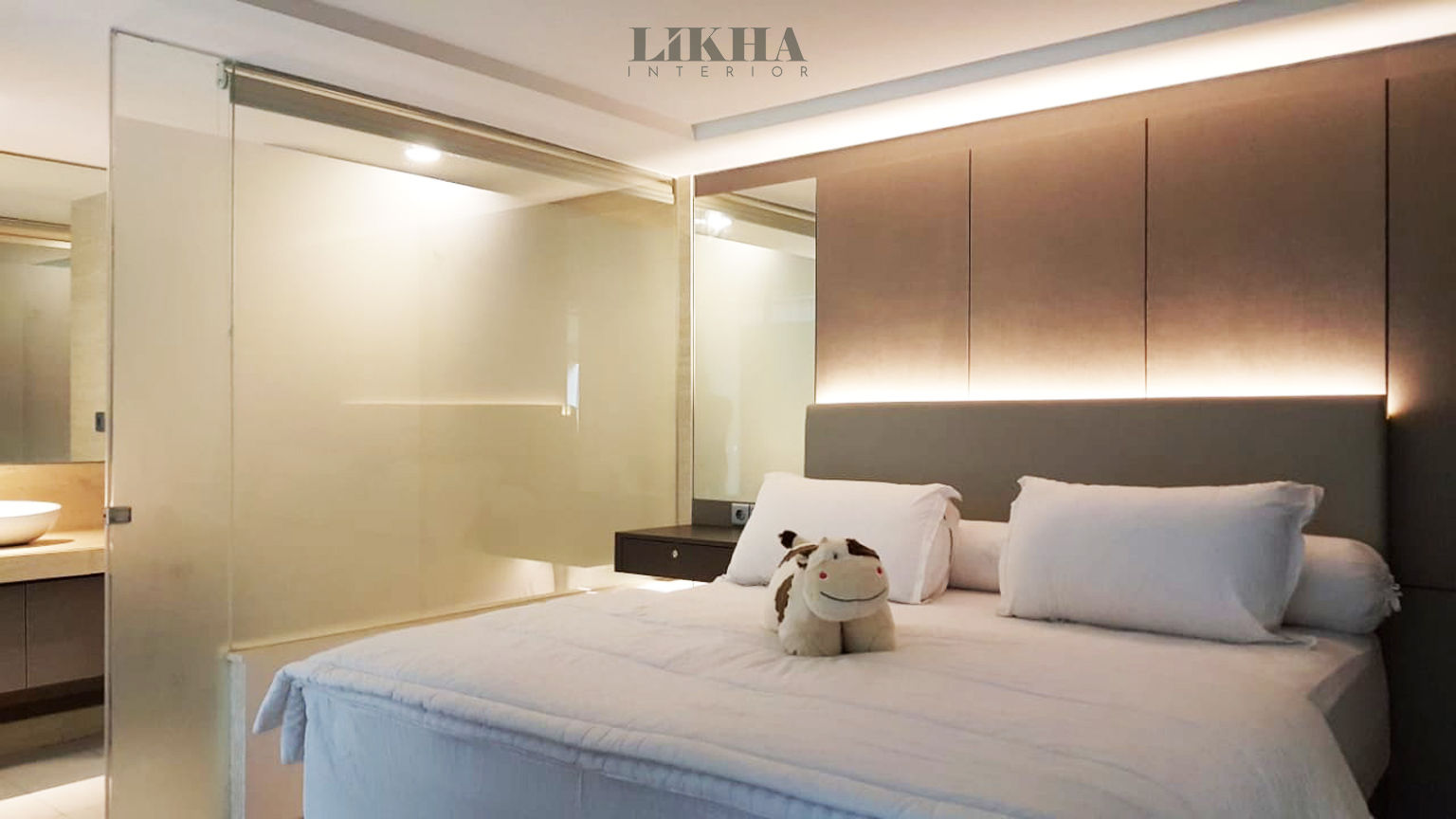 APARTEMEN SENYAMAN RUMAH PRIBADI di Art Deco Apartment, Likha Interior Likha Interior غرفة نوم خشب رقائقي