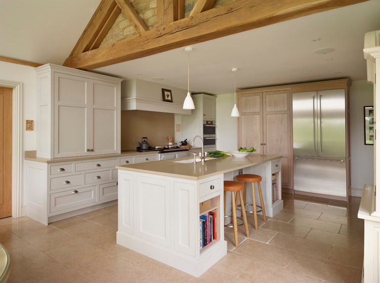 Oxfordshire Country Retreat Teddy Edwards Nhà bếp phong cách đồng quê Kitchen Architecture,Teddy Edwards,traditional kitchen,open plan kitchen,integrated kitchen,kitchen island,breakfast bar,shelved storage,light kitchens,bespoke kitchen