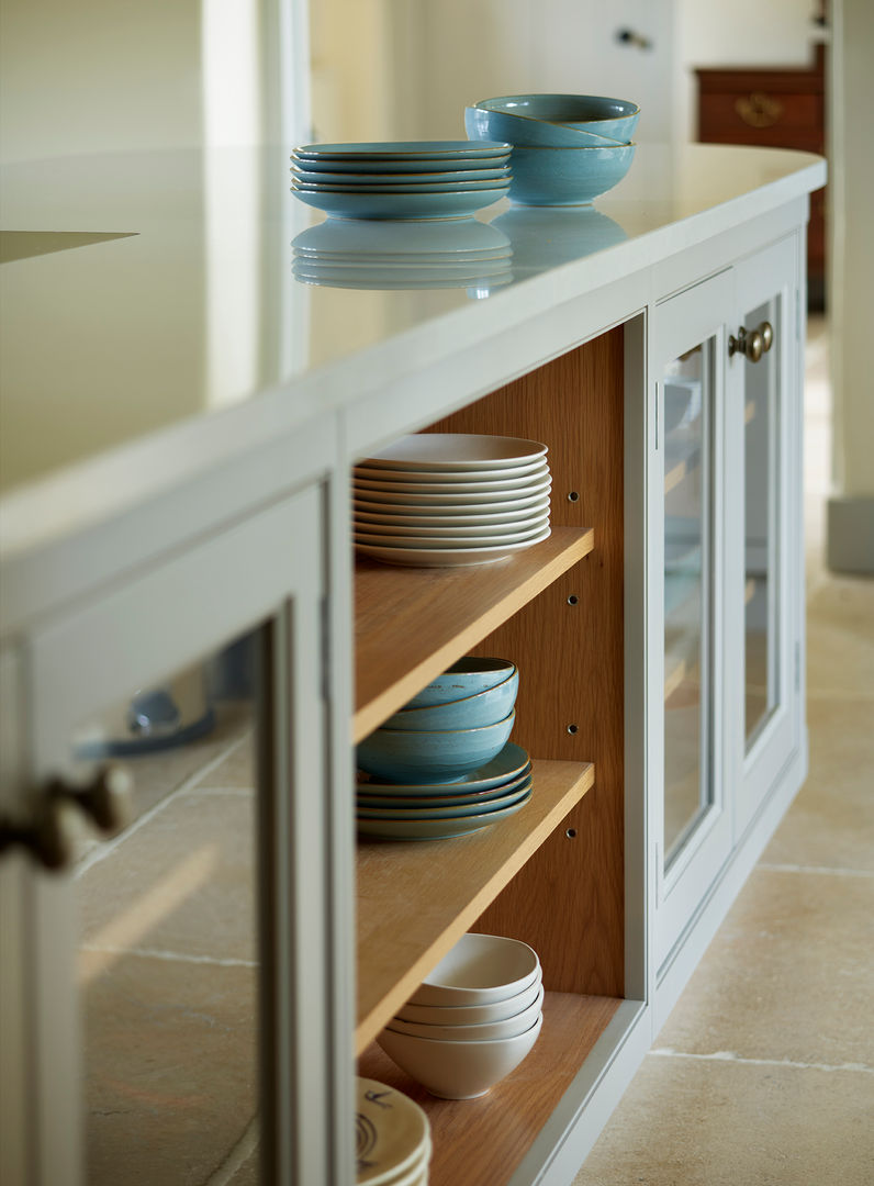 Restored Farmhouse Teddy Edwards 系統廚具 Kitchen Architecture,Teddy Edwards,traditional kitchen,bespoke kitchen,kitchen island,shelved storage