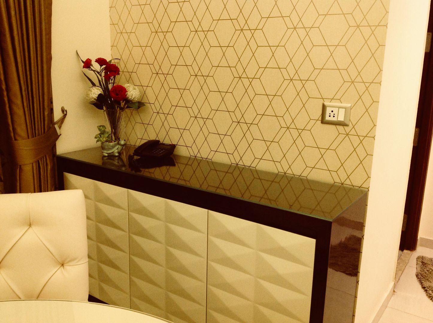 Residence @ Ireo Uptown Gurgaon, INTROSPECS INTROSPECS Modern dining room Dressers & sideboards