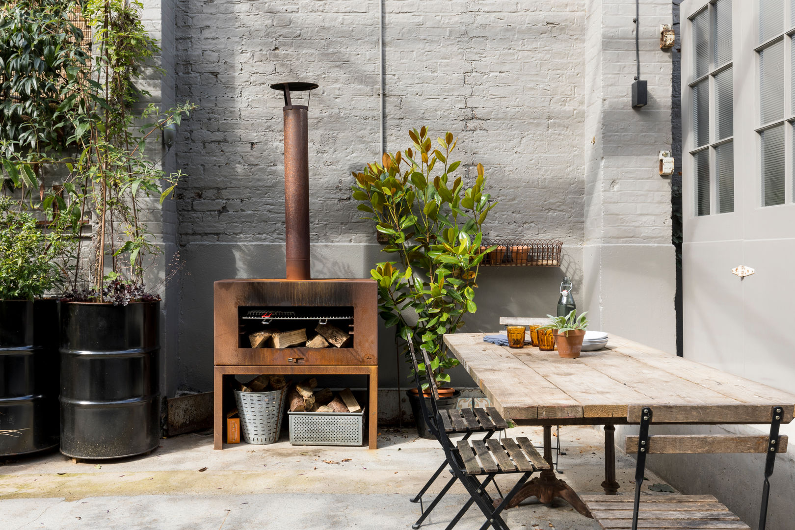 homify Industrial style garden