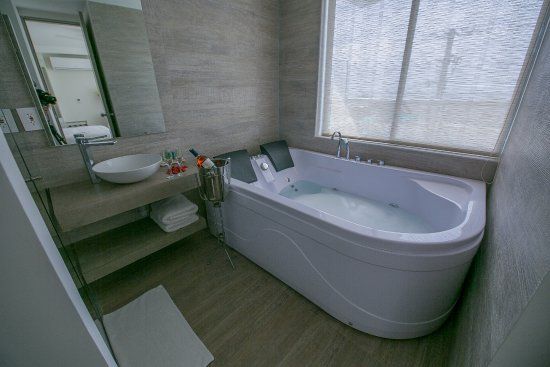 baño construcciones y soluciones integrales s.a.s Baños de estilo moderno Cerámico