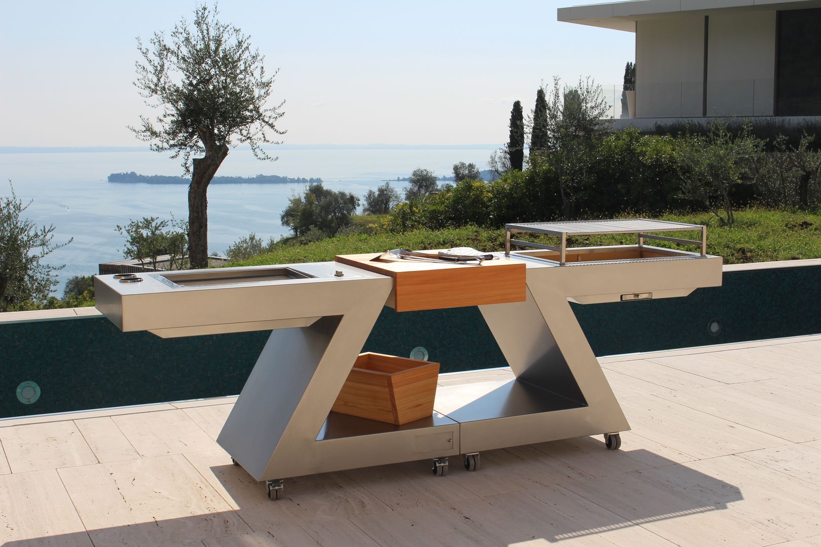 OUTDOOR KITCHEN homify Giardino moderno Ferro / Acciaio Bracieri & Barbecue