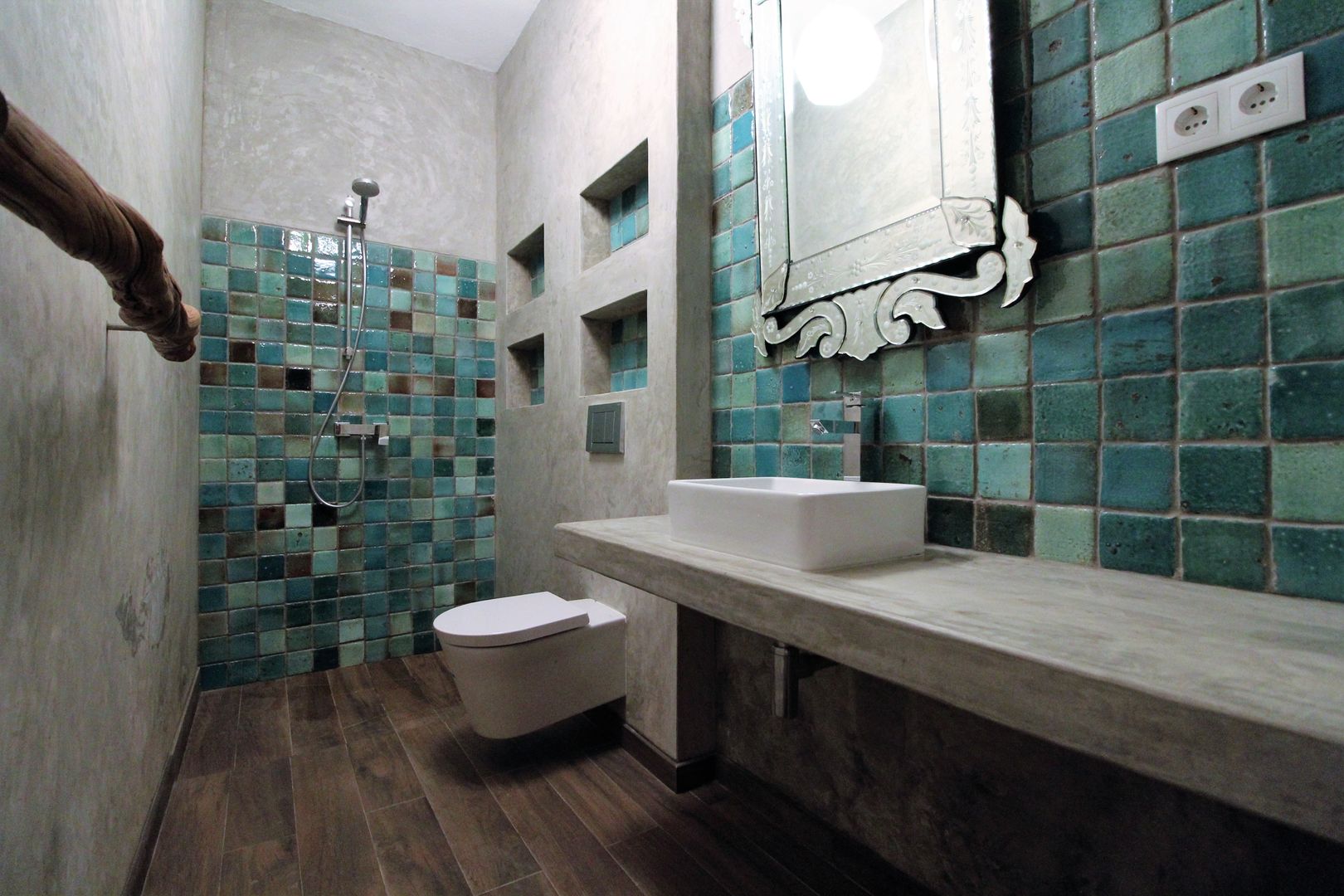 Casa de banho em microcimento e azulejo feito à mão. Atelier Ana Leonor Rocha Banheiros mediterrâneos
