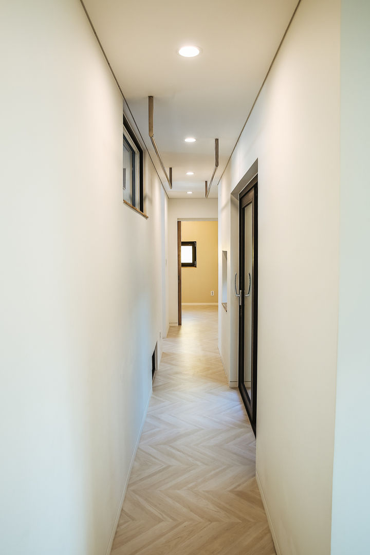 Tree_BOX, AAPA건축사사무소 AAPA건축사사무소 Modern Corridor, Hallway and Staircase