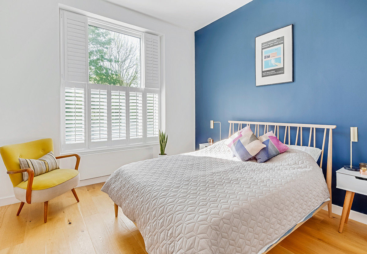 Tier on Tier Shutters in the Bedroom Plantation Shutters Ltd Chambre moderne Bois Effet bois