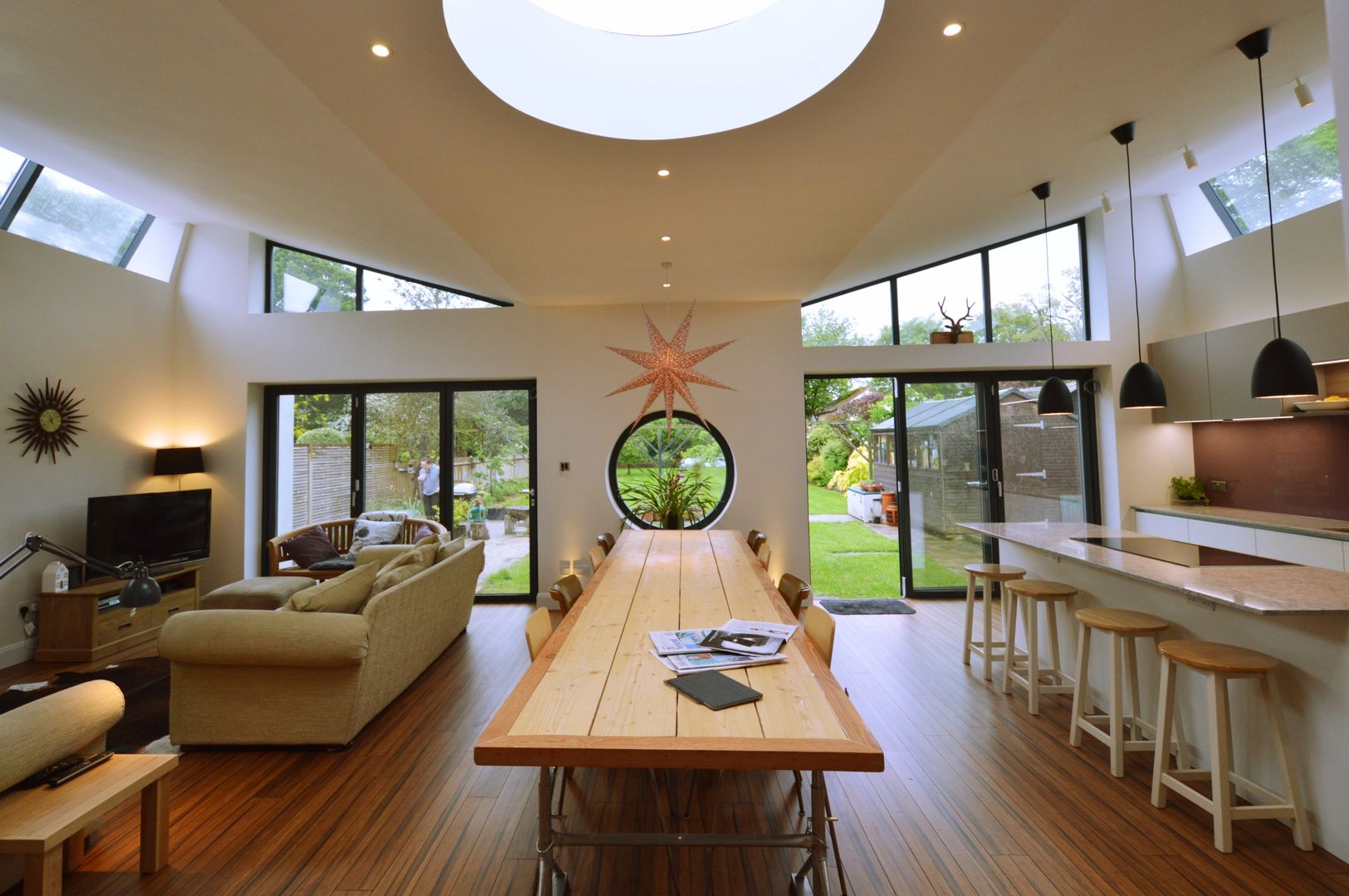 Architect designed residential extension Stoneleigh KT17 – View to the garden GOAStudio London residential architecture limited Modern dining room