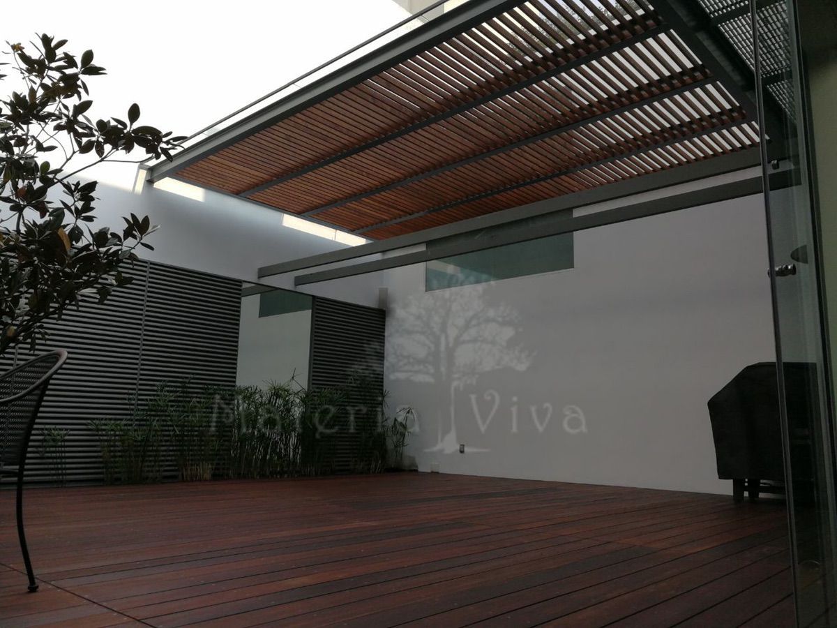 Pérgola híbrida y terraza moderna, Materia Viva S.A. de C.V. Materia Viva S.A. de C.V. 車庫/遮陽棚