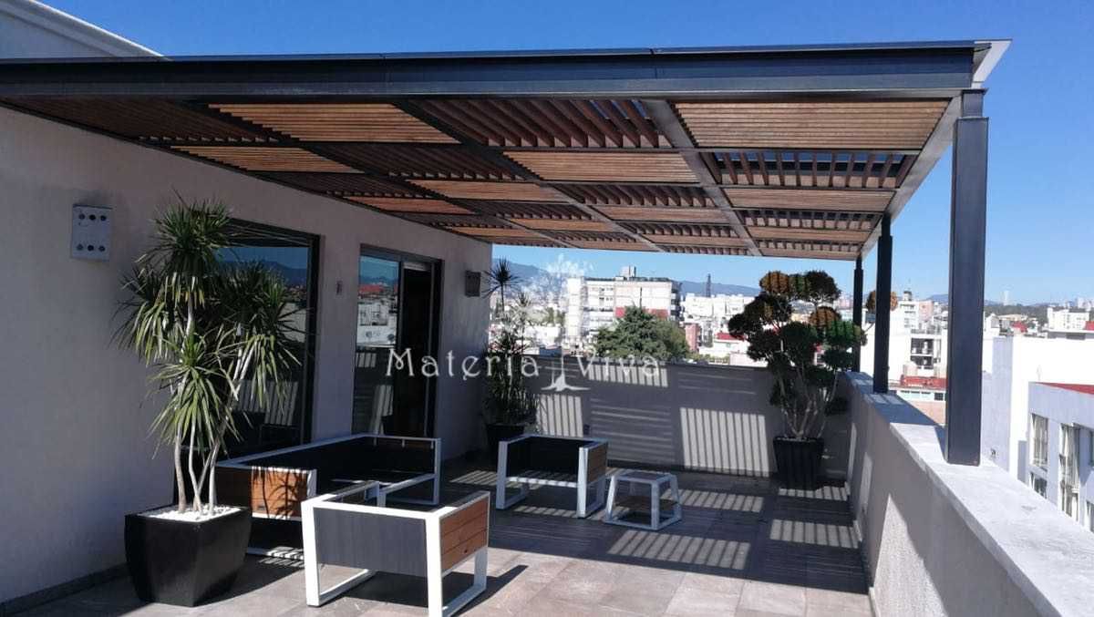 Pérgola de acero madera y vidrio en terraza de penthouse. Col. Nápoles CDMX, Materia Viva S.A. de C.V. Materia Viva S.A. de C.V. Balcones y terrazas de estilo moderno